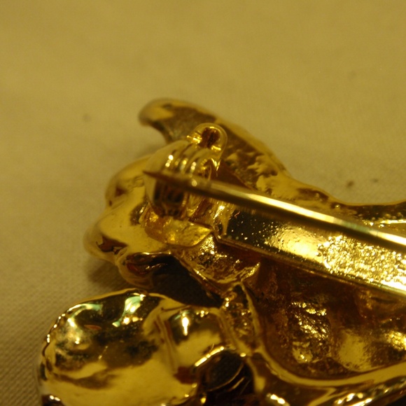 Cat Playing with Yarn Brooch - Picture 6 of 8